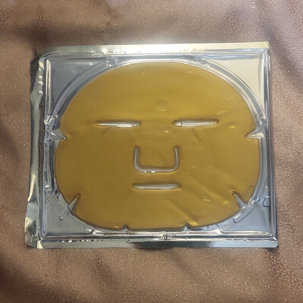 predire paris 24k gold mask